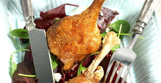 Утиные окорочка с печеной свеклой и козьим сыром