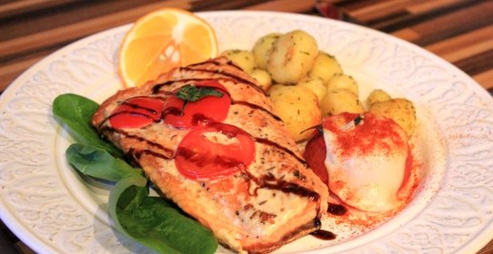 Шотландский лосось с томатами под копченым сыром в сладкой паприке