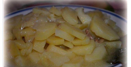 Картошечка с лучком и маслицем в горшочке