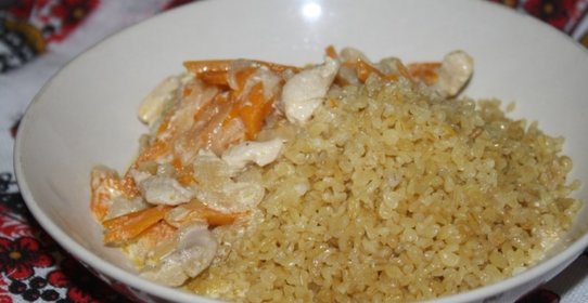 Сливочный булгур с подливой из курицы в сметане