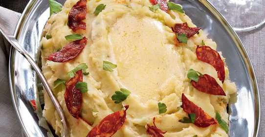 Горячий салат из картофельного пюре с чоризо