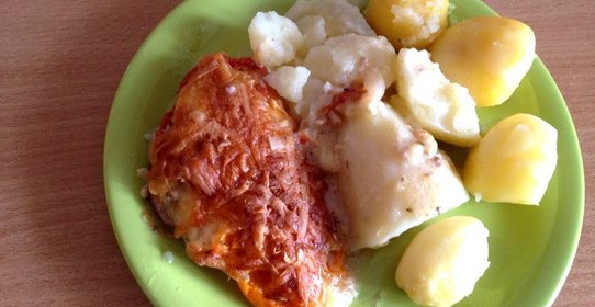 Эскалоп под сыром помидорами и луком