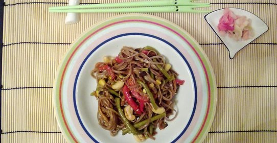 Соба с овощами в ореховом соусе