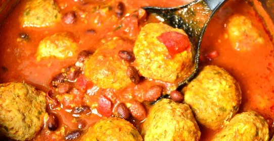 Диетические фрикадельки с фасолью в томатном соусе