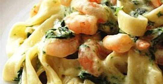 Фетучини с креветками и шпинатом