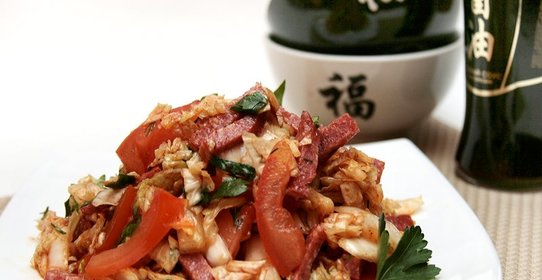 Салат пикантный с колбасой