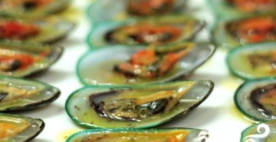 Запеченные мидии с лимонным соусом