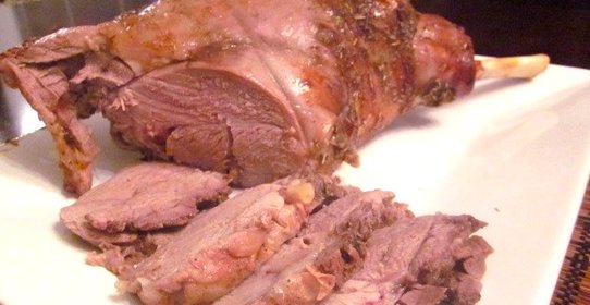 Баранья нога с розмарином и чесноком