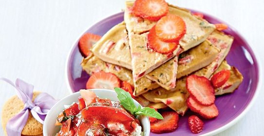 Сладкий омлет с клубникой