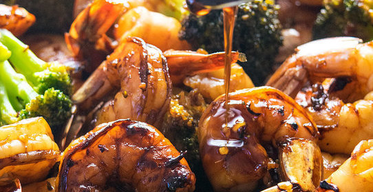 Креветки в медово-соевом соусе с брокколи