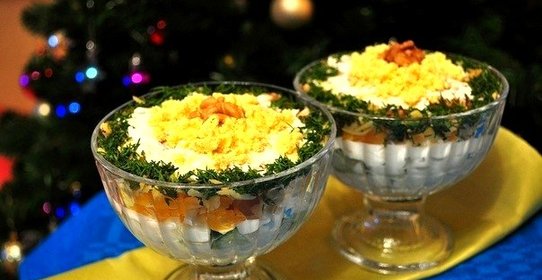 Салат с курицей в креманках