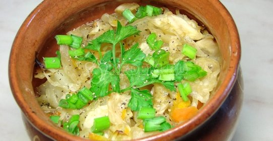 Квашеная капуста с картофелем, запеченная в горшочке