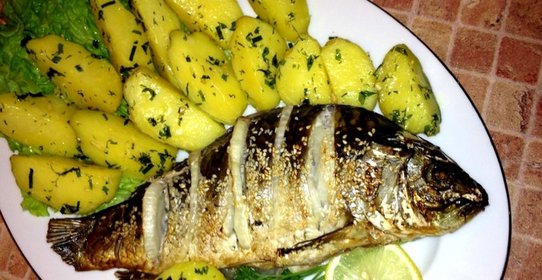 Сазан, запеченный в духовке целиком