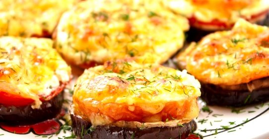 Баклажаны, запеченные с помидорами и грибами