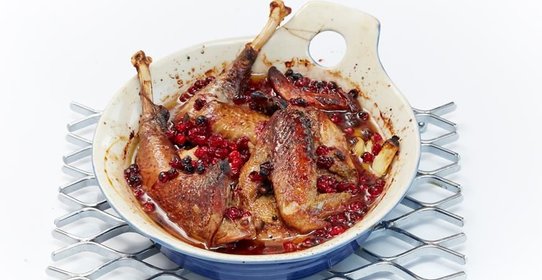 Цесарка с брусникой