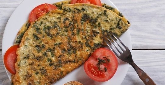 Омлет со шпинатом и помидорами