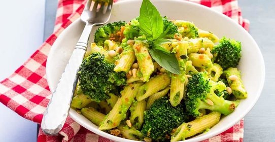 Пенне с брокколи и зеленым горошком