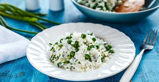 Рис с зеленым луком, горошком и зирой