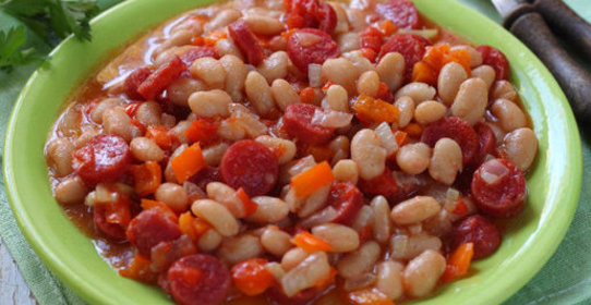 Фасоль с колбасками