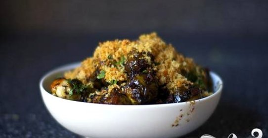 Тушеная брюссельская капуста с беконом