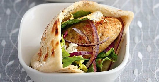 Кебабы из индейки с томатным соусом в питах