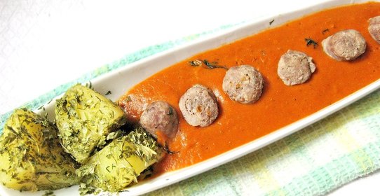 Колбаски с томатным соусом и картофелем