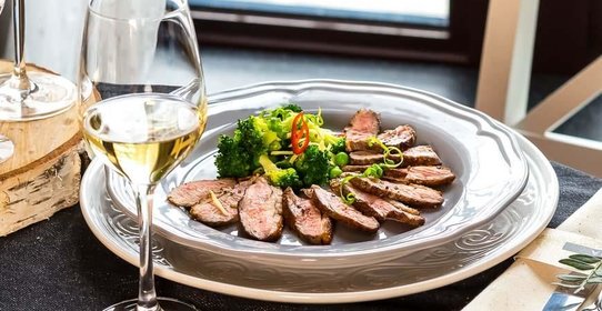 Утиная грудка «Пять специй» с брокколи