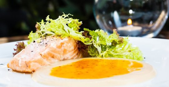 Семга с пюре из цветной капусты