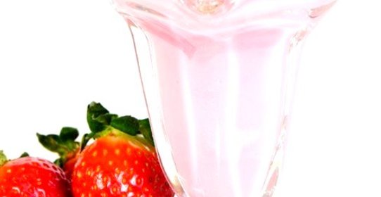 Клубничный молочный коктейль с йогуртом