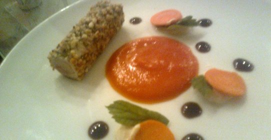 Ролл из свинины с креветкой, в панировке из трав и орехов, с пюре из сладкого картофеля