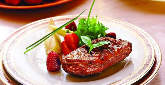 Утиная грудка с фруктами