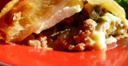 Мясной пай с грушами и домашним сыром