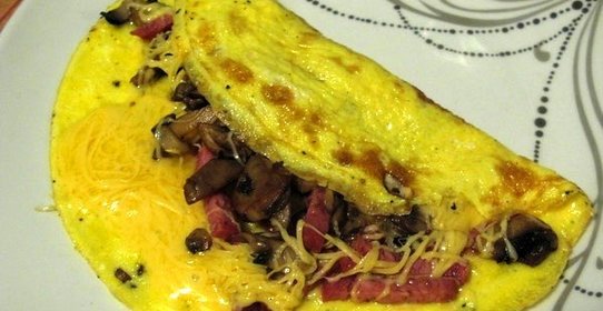 Омлет с лисичками и колбасой