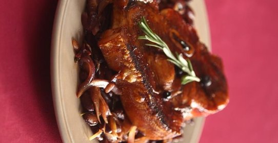 Запеченная в духовке свиная лопатка с фасолью