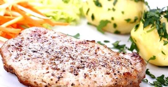 Свиные эскалопы с молодым картофелем и сливочным соусом