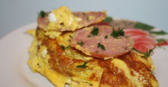 Королевский омлет на гренке с колбасой сальчичон (в мультиварке)
