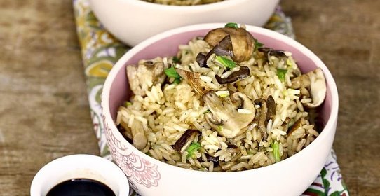 Коричневый рис с грибами
