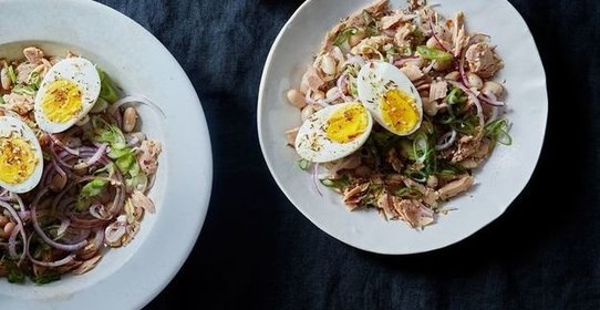 Салат с тунцом, белой фасолью и яйцом