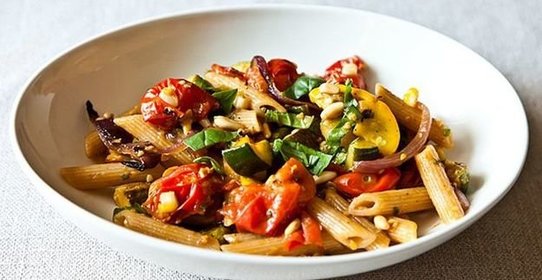 Пенне с овощами и орешками