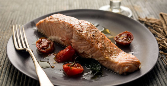 Лосось с карри и томатами