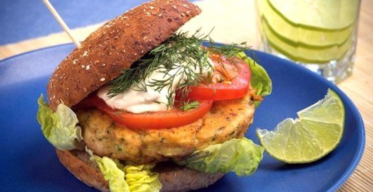 Быстрые бургеры с тунцом, латуком и помидором