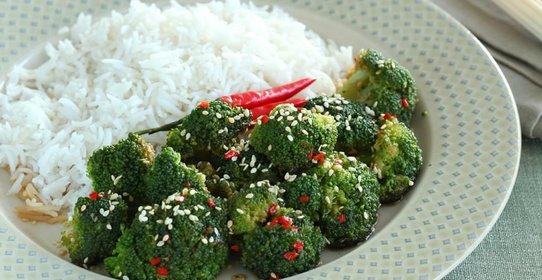 Брокколи в тайской заправке с рисом