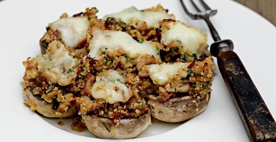 Фаршированные цесаркой шампиньоны