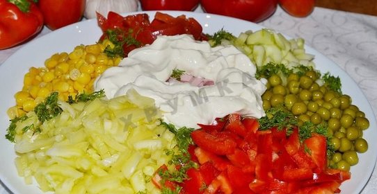 Салат Любимый с колбасой и овощами