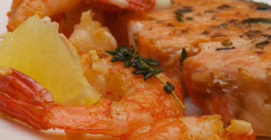 Стейк семги с креветками в сливочном соусе