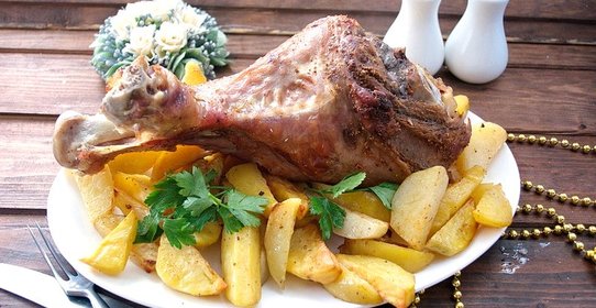 Голень индейки в духовке