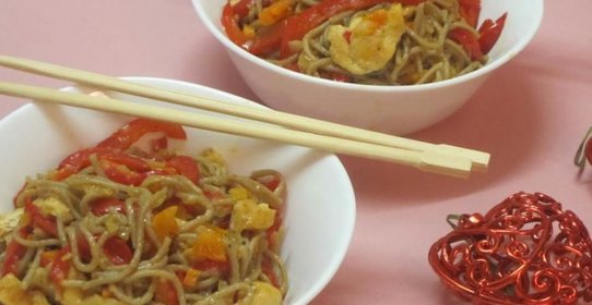 Соба с курицей и овощами.