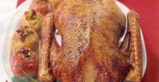 Гусь, запеченный с фаршированными яблоками