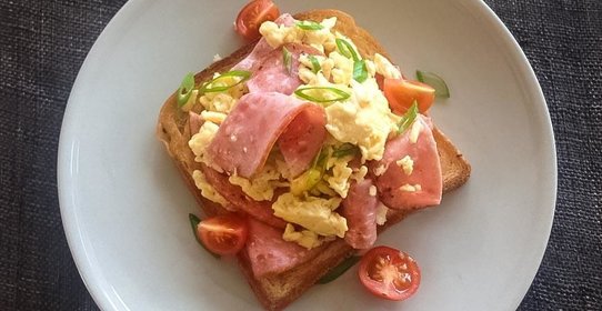 Сэндвич с телячьей колбасой и яичницей-болтуньей