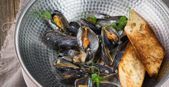 Мидии с соусом блю чиз